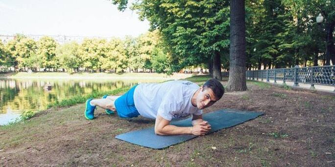man making a plank for weight loss